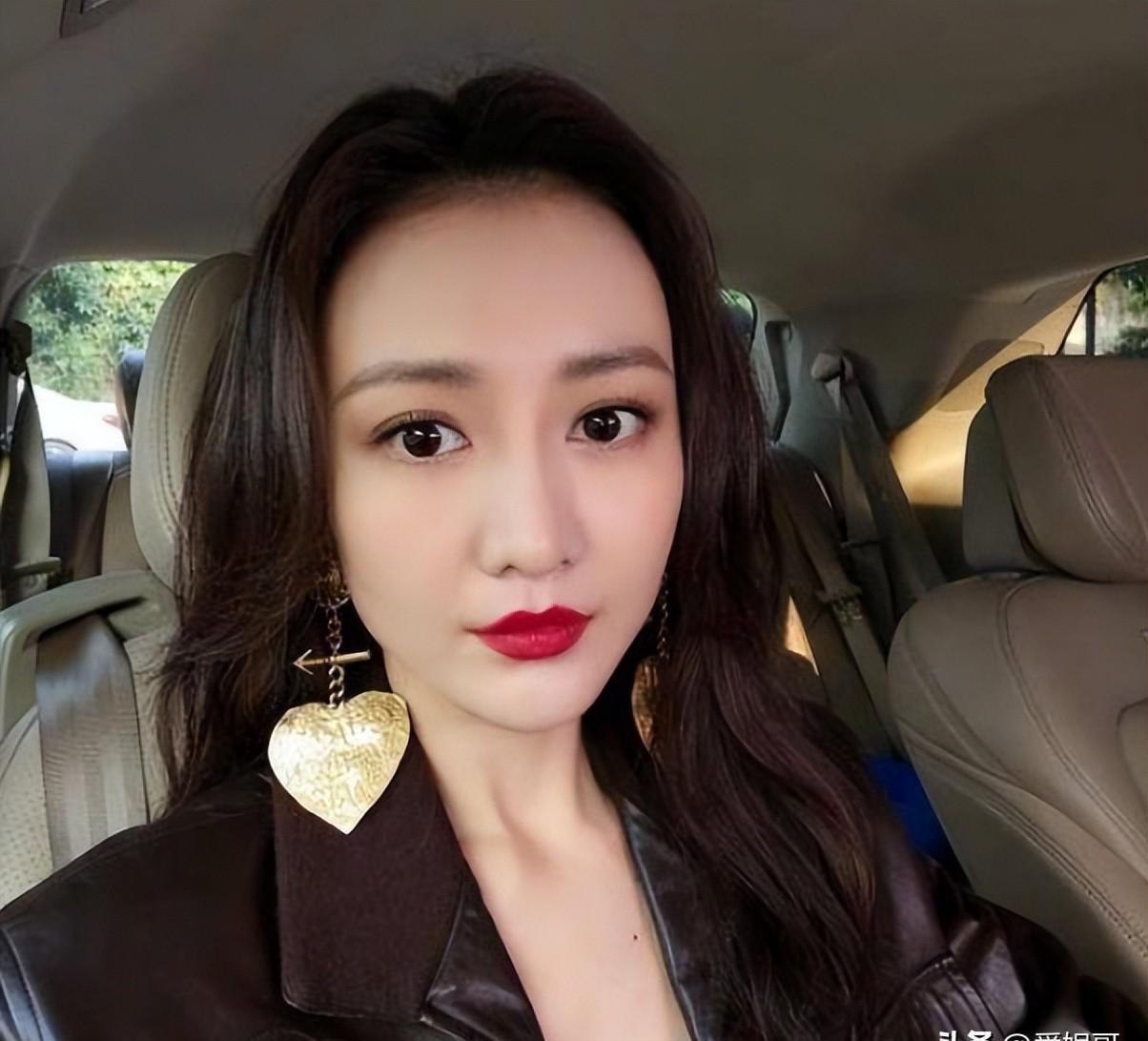 王鸥:情感路上的坚持和毅力 王鸥的情感路上充满了波折和挫折,她的