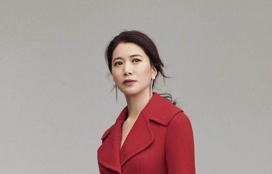 袁咏仪:独特魅力依旧 袁咏仪是一位优秀的演员和主持人,她的表演天赋