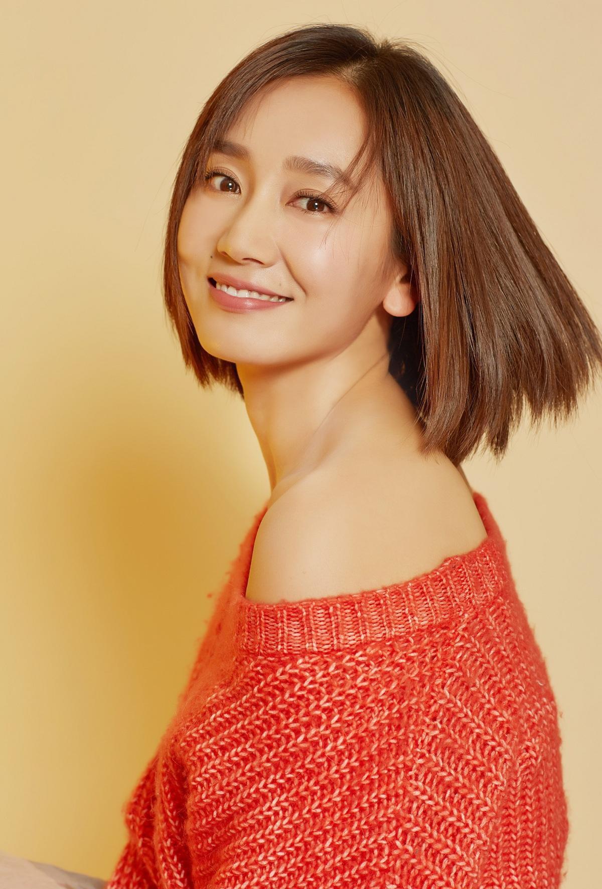 黄晓明参加学妹婚礼,与北影校花董晴的互动成焦点 黄晓明46岁亮相学妹