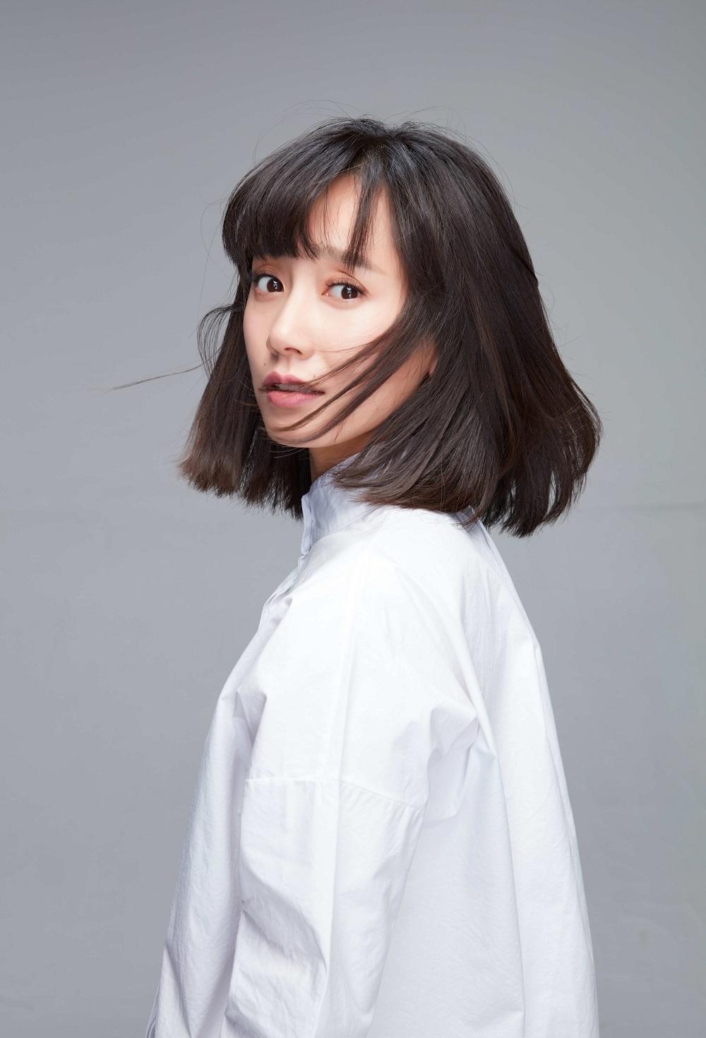 黄晓明参加学妹婚礼,与北影校花董晴的互动成焦点 黄晓明46岁亮相学妹