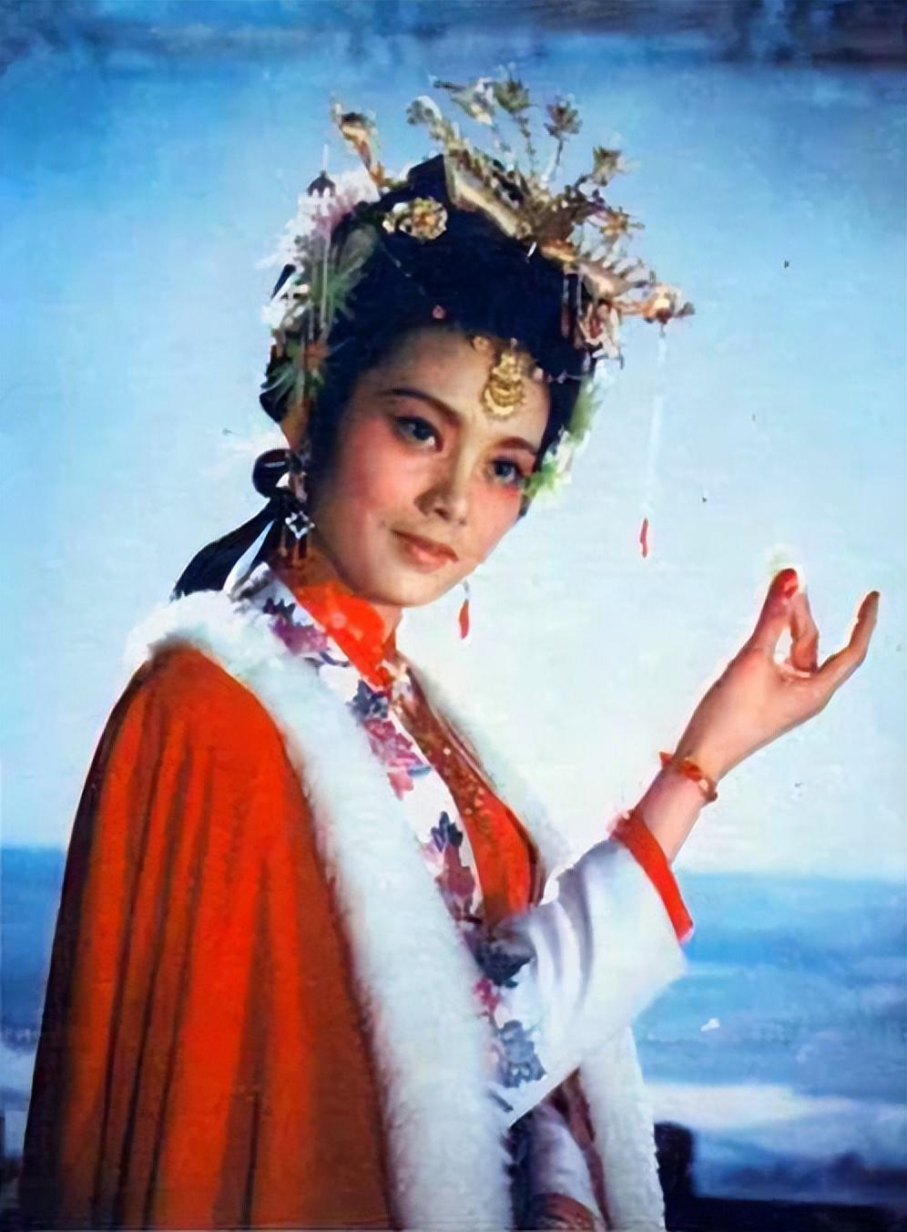 杜十娘是一个因命运的捉弄而沦为青楼花魁的少女,她的故事,是无数被