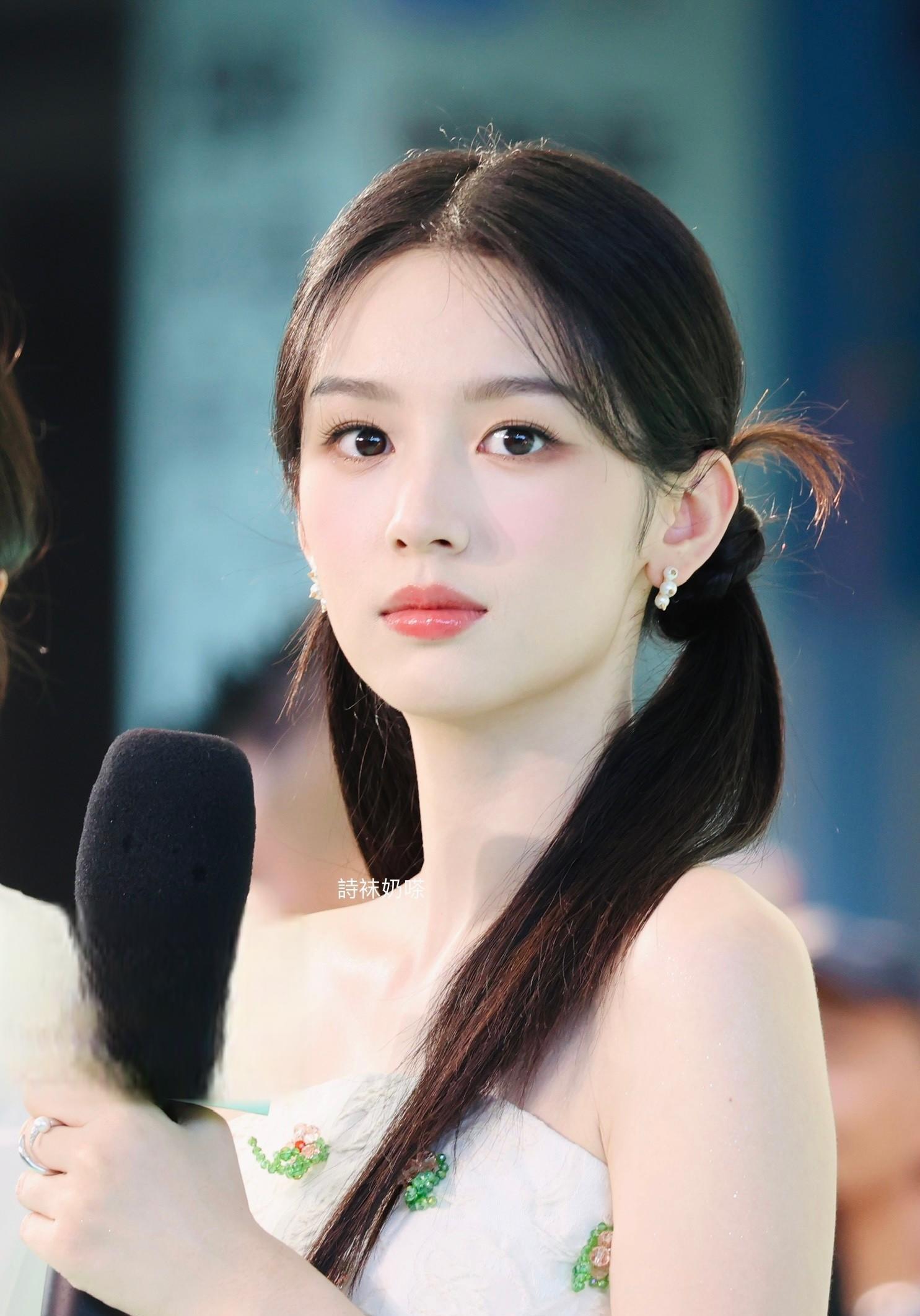 周也:可爱蛋糕裙,双马尾,还吹金粉 周也参加了线下品牌活动,身穿可爱