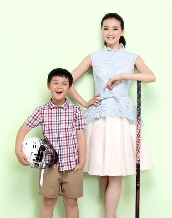 王艳分享儿子成长点滴 王艳通过社交平台分享了她与儿子球球一起度过