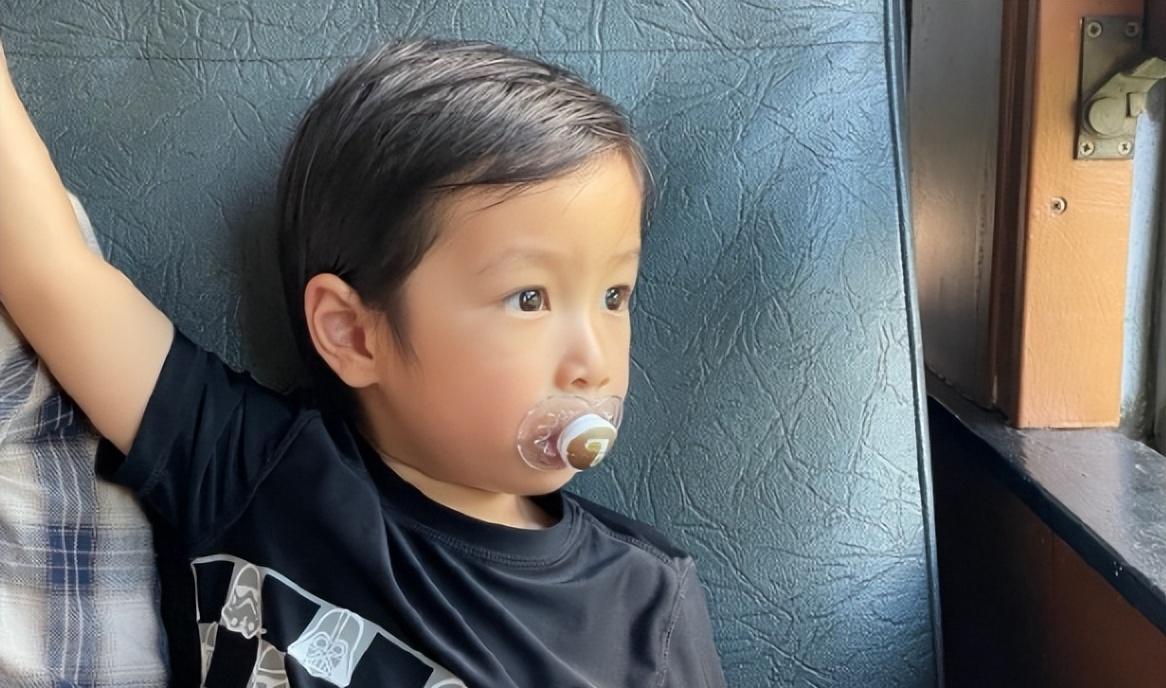 顾斌喜得千金 前央视综艺频道知名主持人顾斌喜获千金,为女儿取名