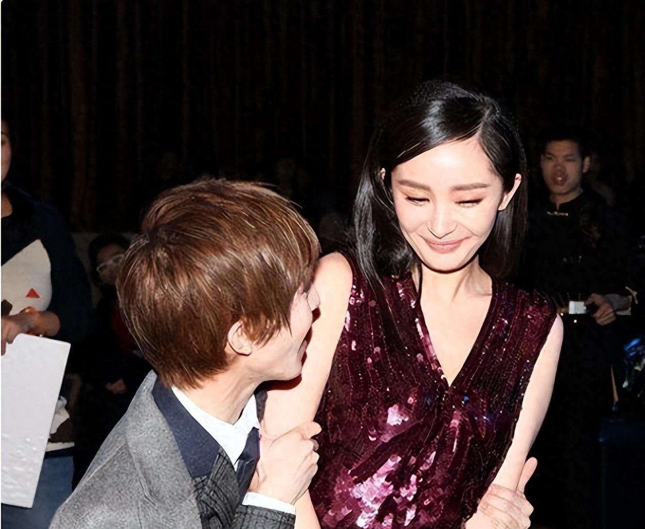 圈内"丑闻":杨幂的裙子被郭敬明扯 杨幂和郭敬明的关系非常亲近,两人