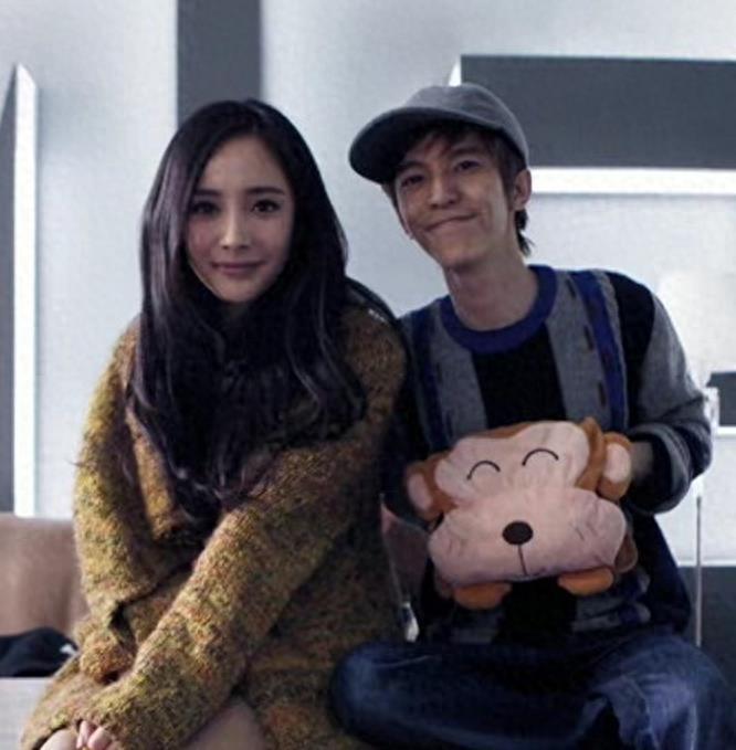 圈内"丑闻":杨幂的裙子被郭敬明扯 杨幂和郭敬明的关系非常亲近,两人