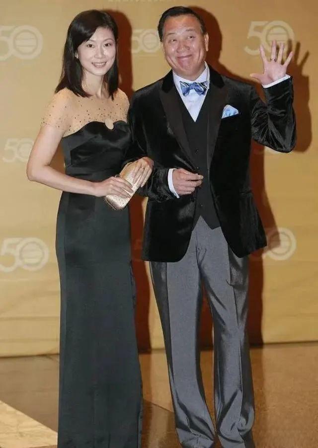 带小16岁娇妻亮相笑开了花 万梓良和娇妻郭明黎一同出席活动,郭明黎