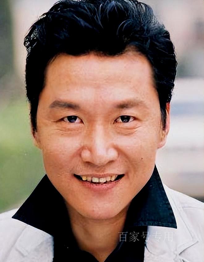 赵燕国彰:演艺路上的执着与坚守 赵燕国彰,一个出生在河北农村的年轻