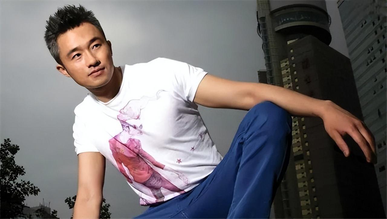 程雷:上海电视台"一哥" 程雷是上海电视台的"一哥",他的主持人道路