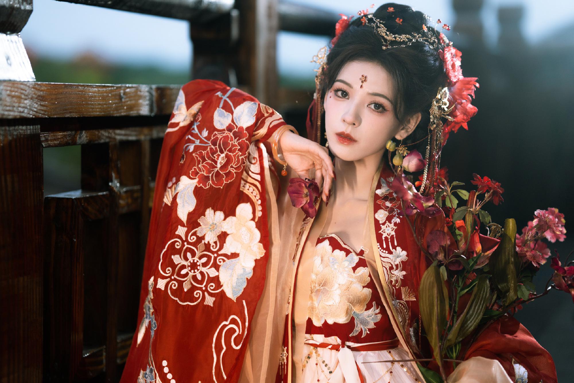 张予曦红衣古装美照曝光 张予曦身穿华丽的红色古装,精致的妆容散发出