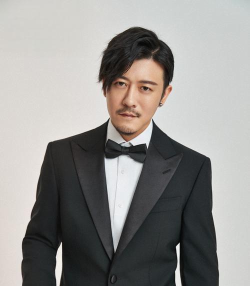 林雨申:坚守梦想的音乐天才 林雨申,一个充满活力和梦想的年轻人,他的