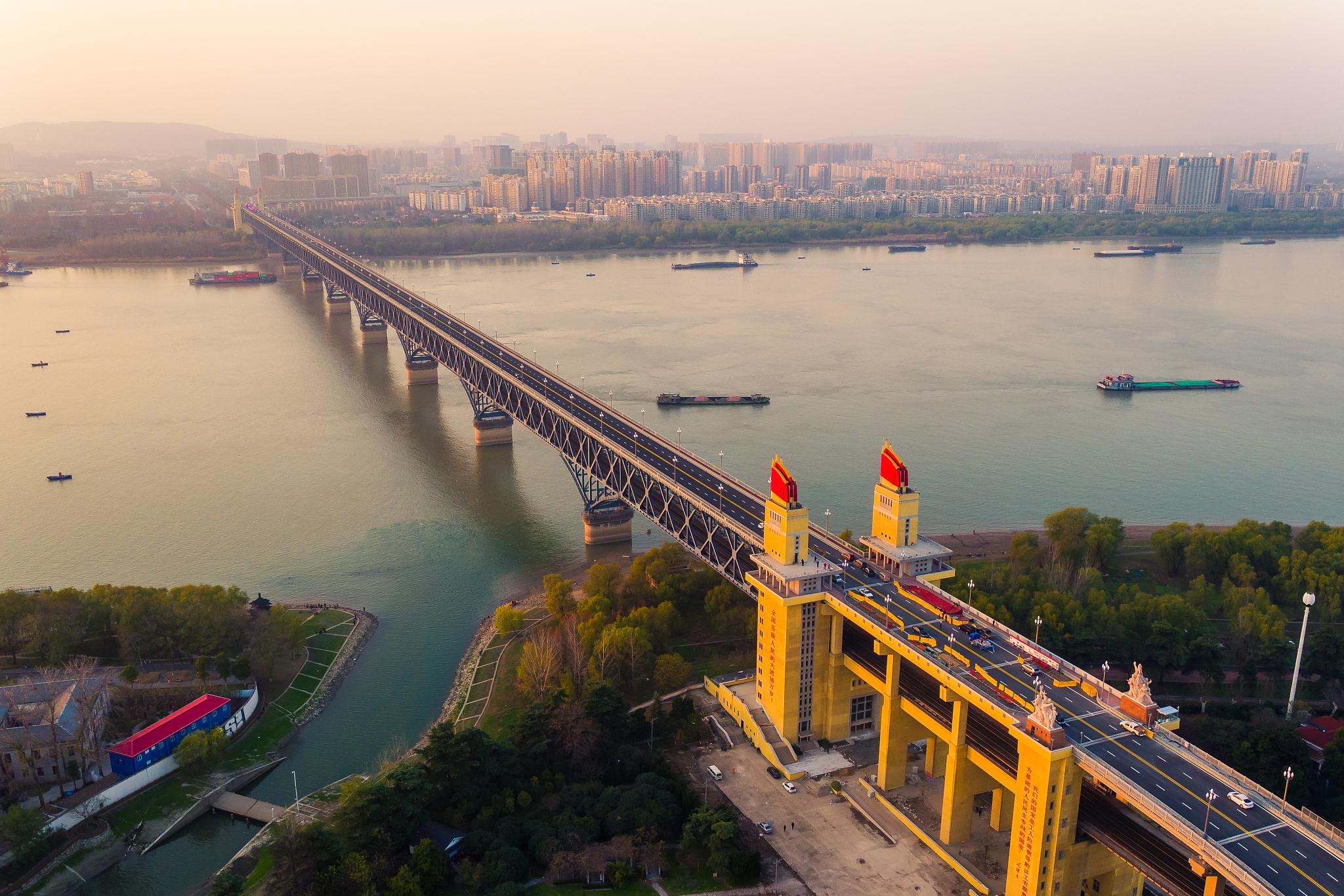 南京大桥怎么上去观光 南京大桥,这座著名的桥梁,不仅是连接南京两岸