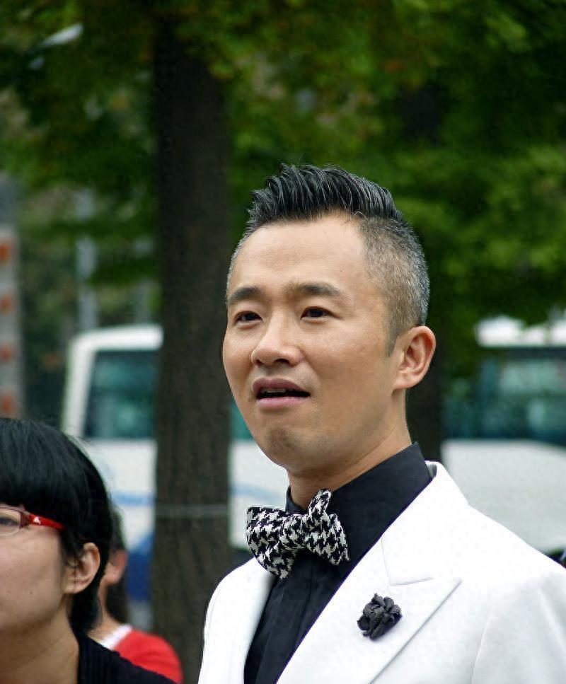 程雷和妻子王萌萌的爱情故事 程雷是一位备受欢迎的主持人,他的主持