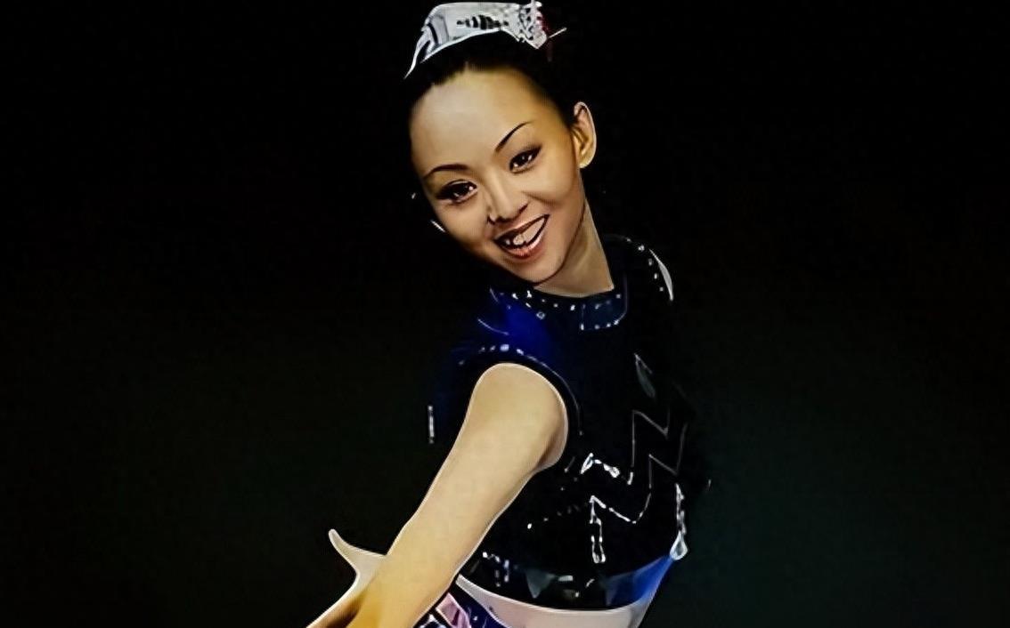 聋哑人领舞的故事 春晚经典节目《千手观音》中,聋哑人领舞邰丽华的