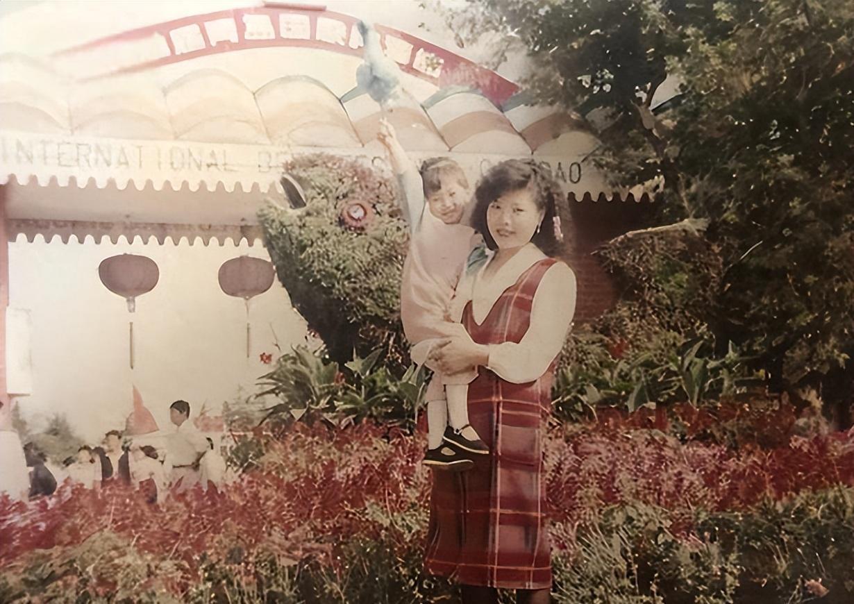 毛晓彤:母亲的爱与坚持 毛晓彤的成长之路充满艰辛,她不仅面对着演艺