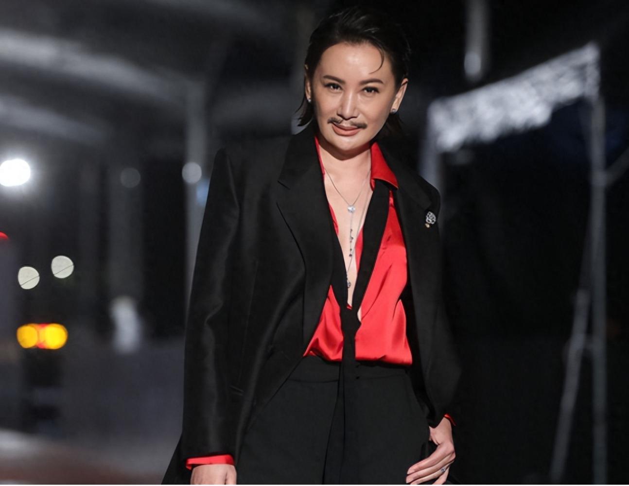 陈亚兰凭借歌仔戏《嘉庆君游台湾》获得金钟奖最佳男主角奖,她的获奖