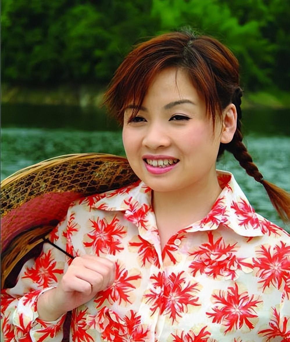 李琼:坚守音乐梦想的故事 李琼是中国音乐史上留下深刻印象的歌手,她