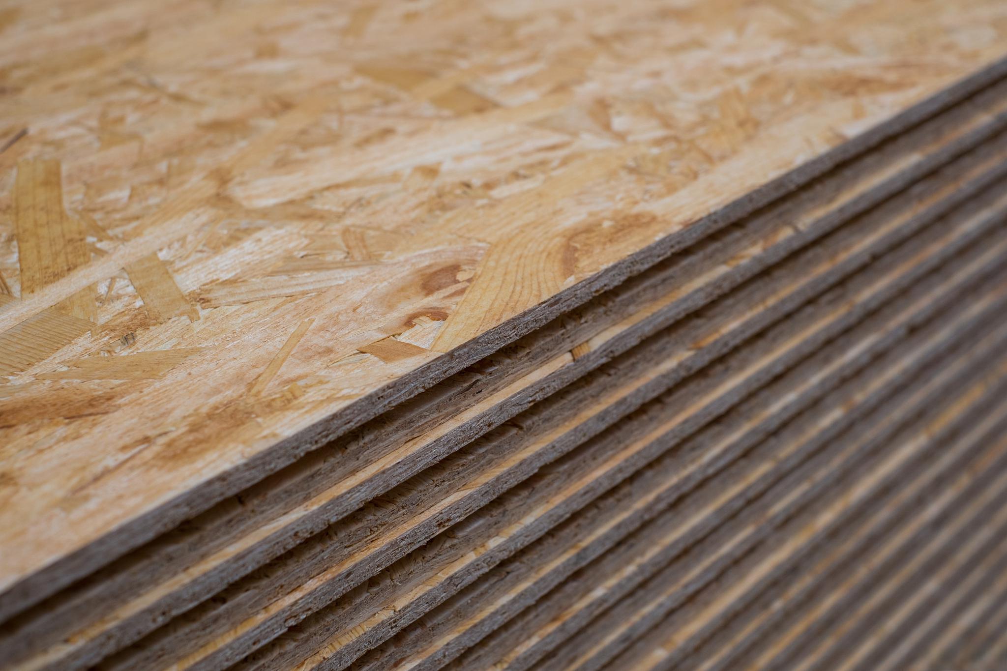 欧松板和木工板的优缺点 吊顶是家居装修中非常重要的一部分,选择合适