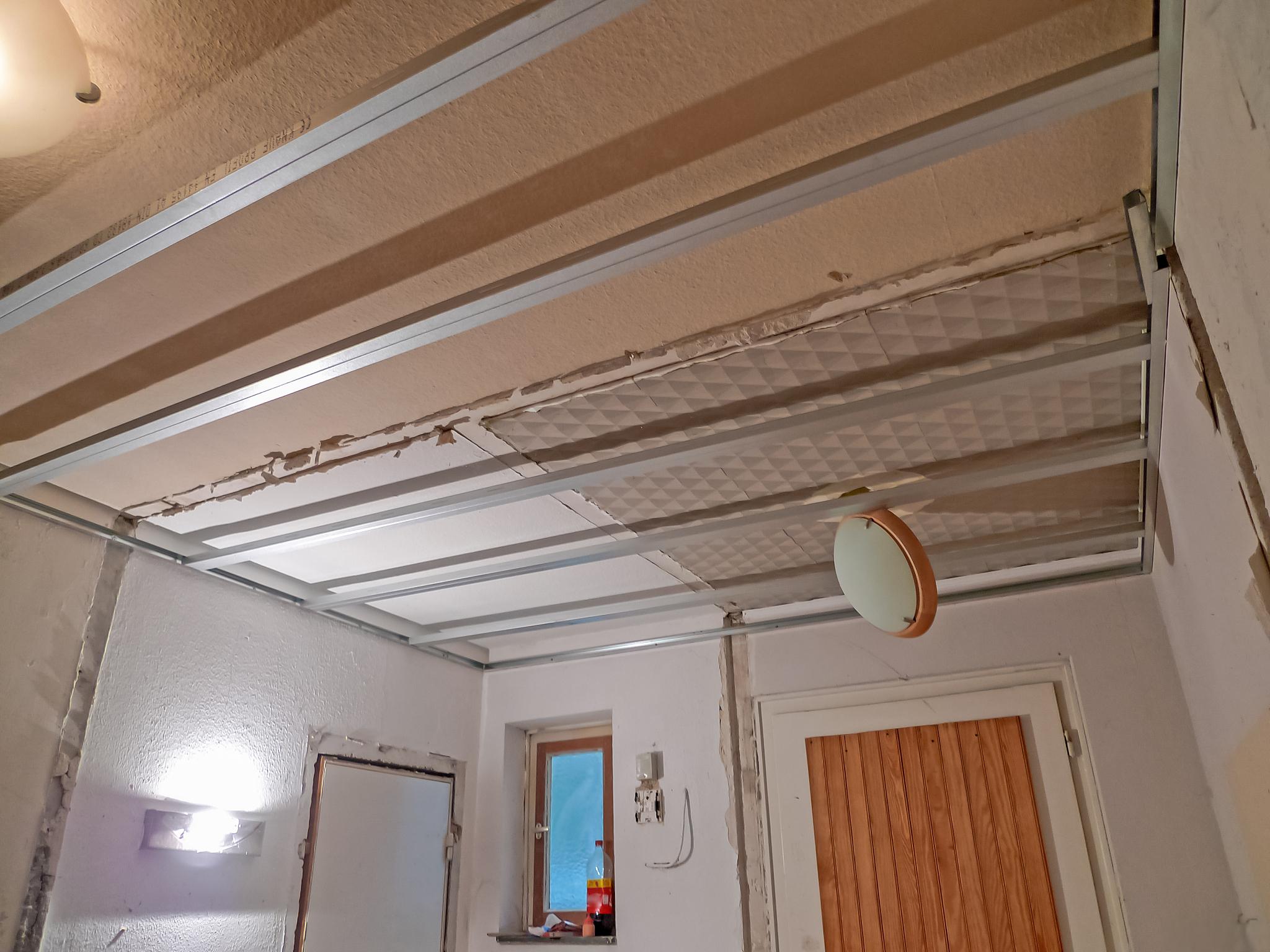 欧松板和木工板的优缺点 吊顶是家居装修中非常重要的一部分,选择合适