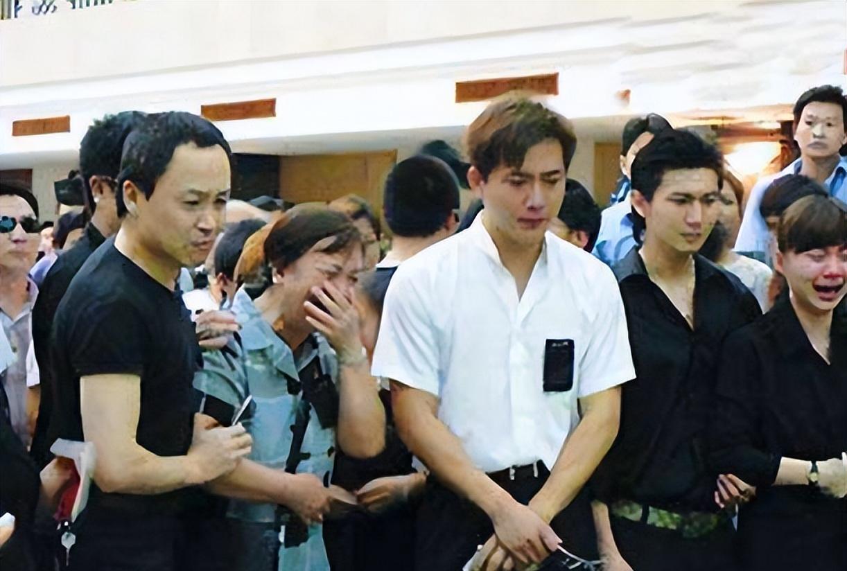 老照片:2006年,郭昶葬礼现场 2006年6月14日,扮演康祈宗的郭昶因患有