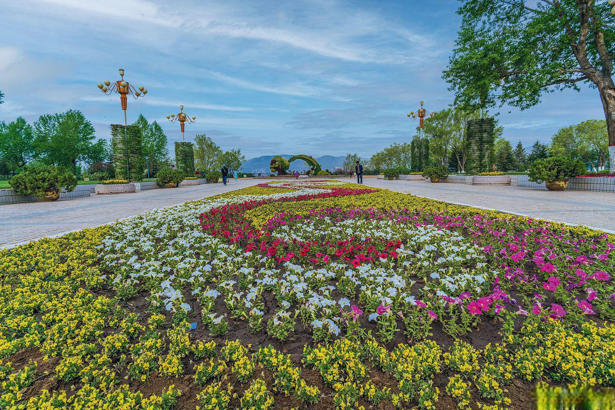 西宁南山公园旅行攻略 西宁南山公园位于青海省西宁市城西区,是一座集