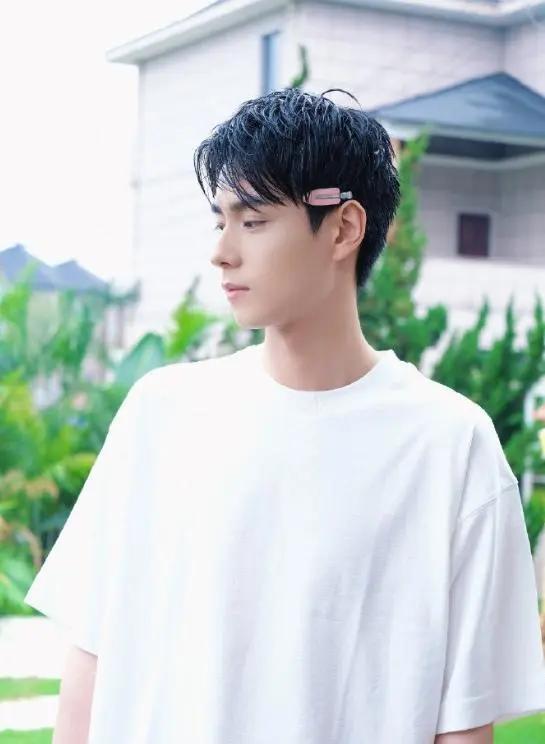 清爽帅哥配上小粉夹子 胡一天在自己的微博上发了一系列自拍照,穿着一