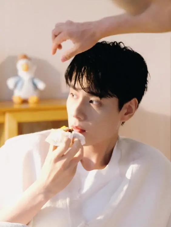 清爽帅哥配上小粉夹子 胡一天在自己的微博上发了一系列自拍照,穿着一