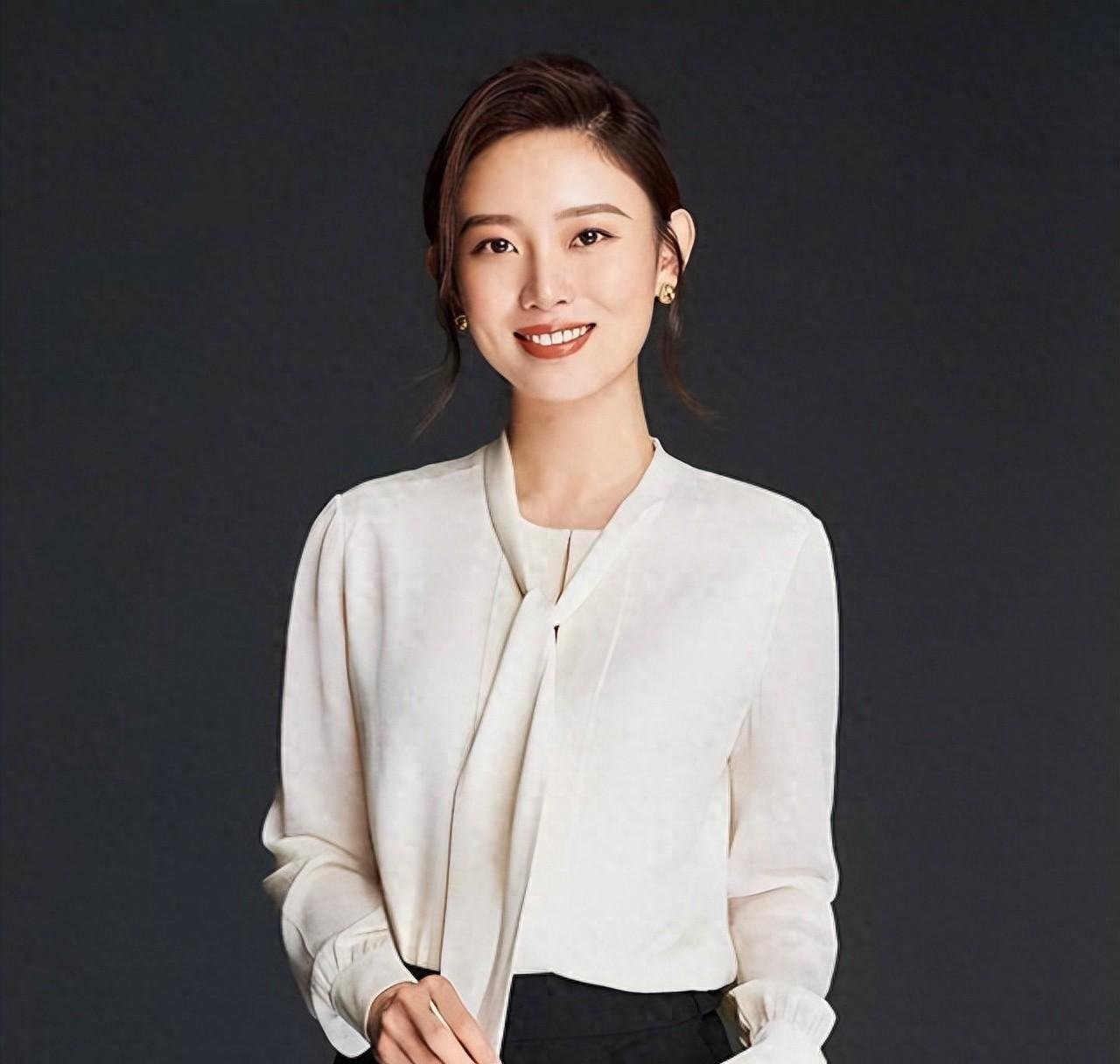 央视主持人李七月:从宠儿到边缘人物 央视主持人李七月,曾经是央视的