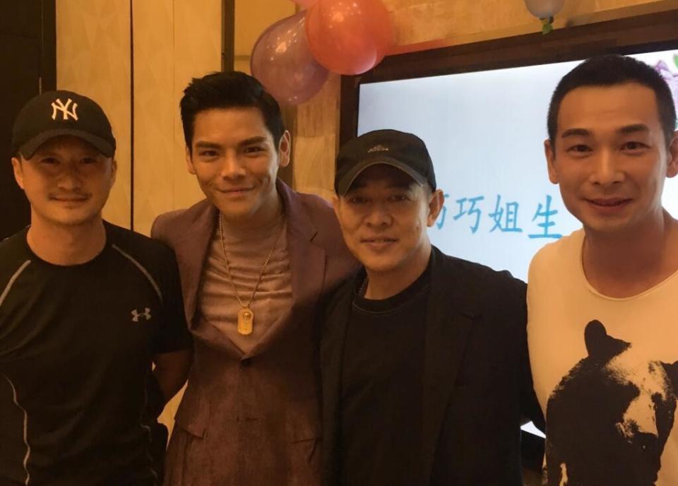 李连杰被粉丝驾车追逐 动作巨星李连杰在台湾参加新书发布会,被两名