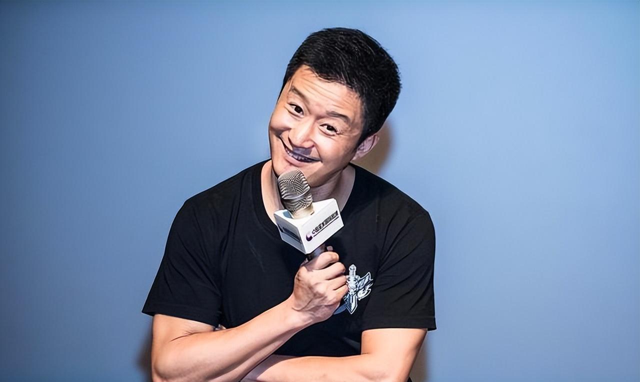 吴京:拒绝保安护送 在11月2日的厦门金鸡奖活动中,吴京坚决拒绝了保安