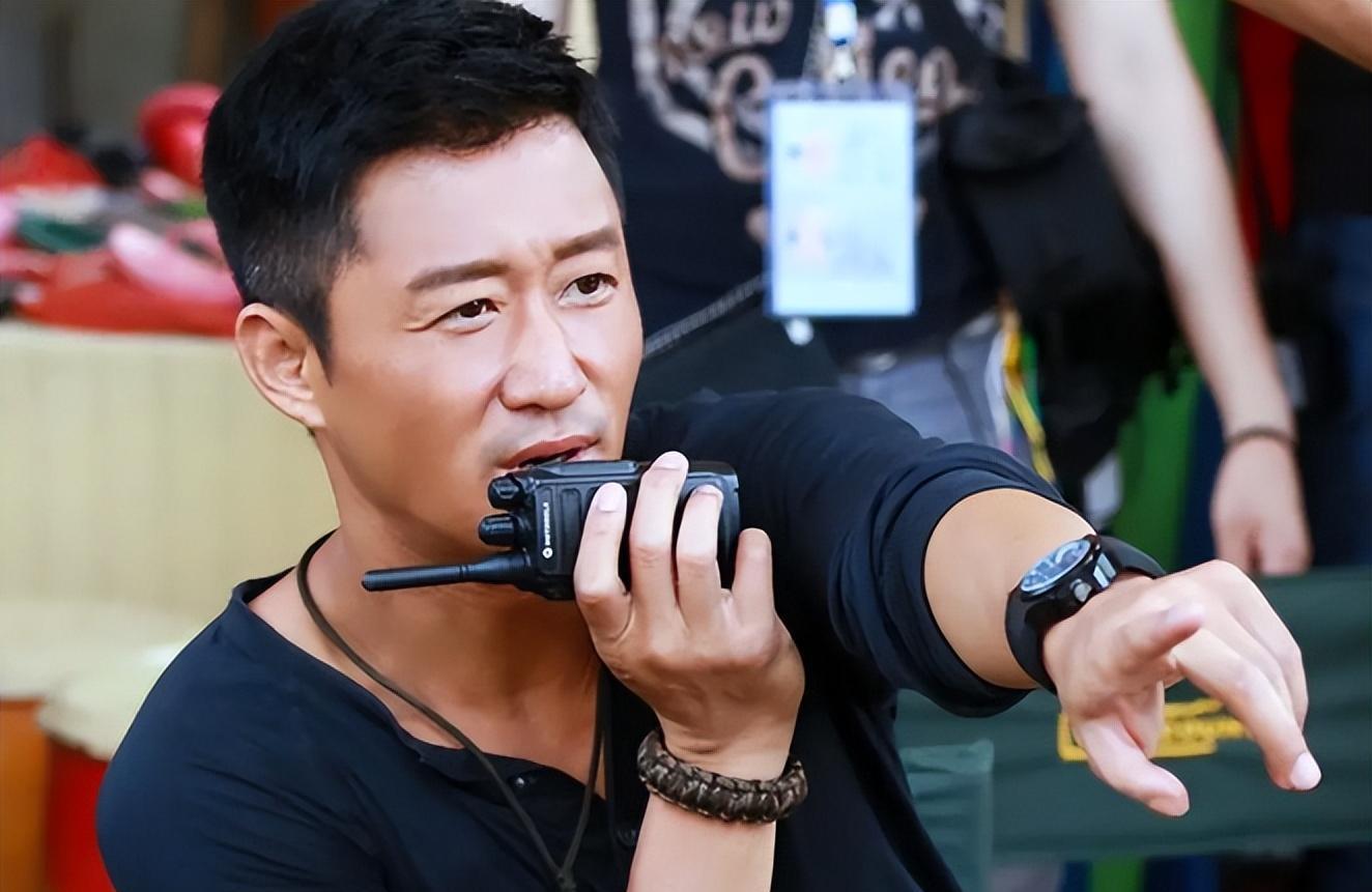 吴京:拒绝保安护送 在11月2日的厦门金鸡奖活动中,吴京坚决拒绝了保安