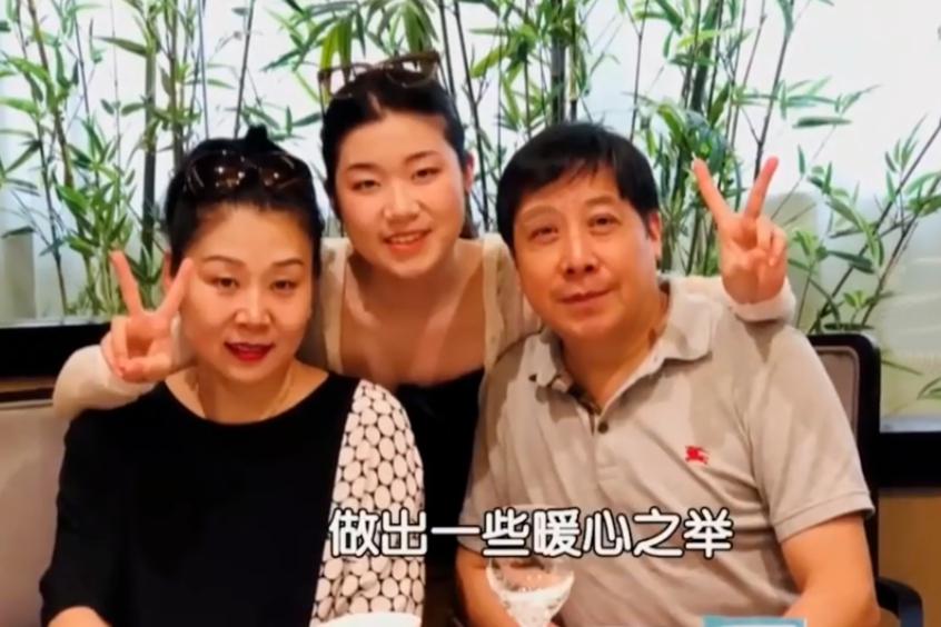 魏金栋的妻子是北京歌舞团的行政人员郑继燕,两人相识相爱的故事至今