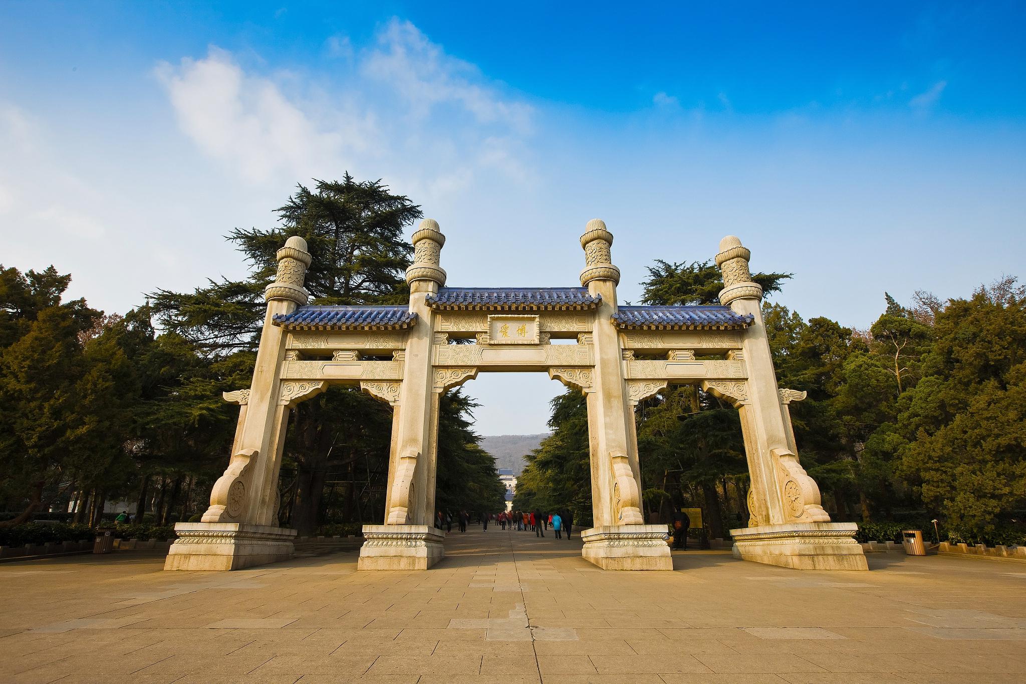 中山陵旅游攻略 中山陵作为南京的标志性景点之一,以其独特的建筑风格