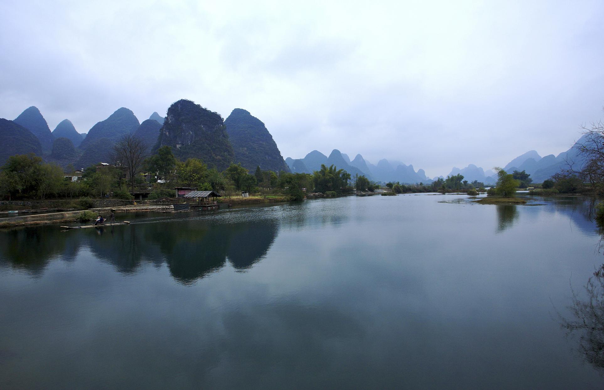 阳朔漓江位于广西壮族自治区的第三大城市——桂林市,是桂林山水的