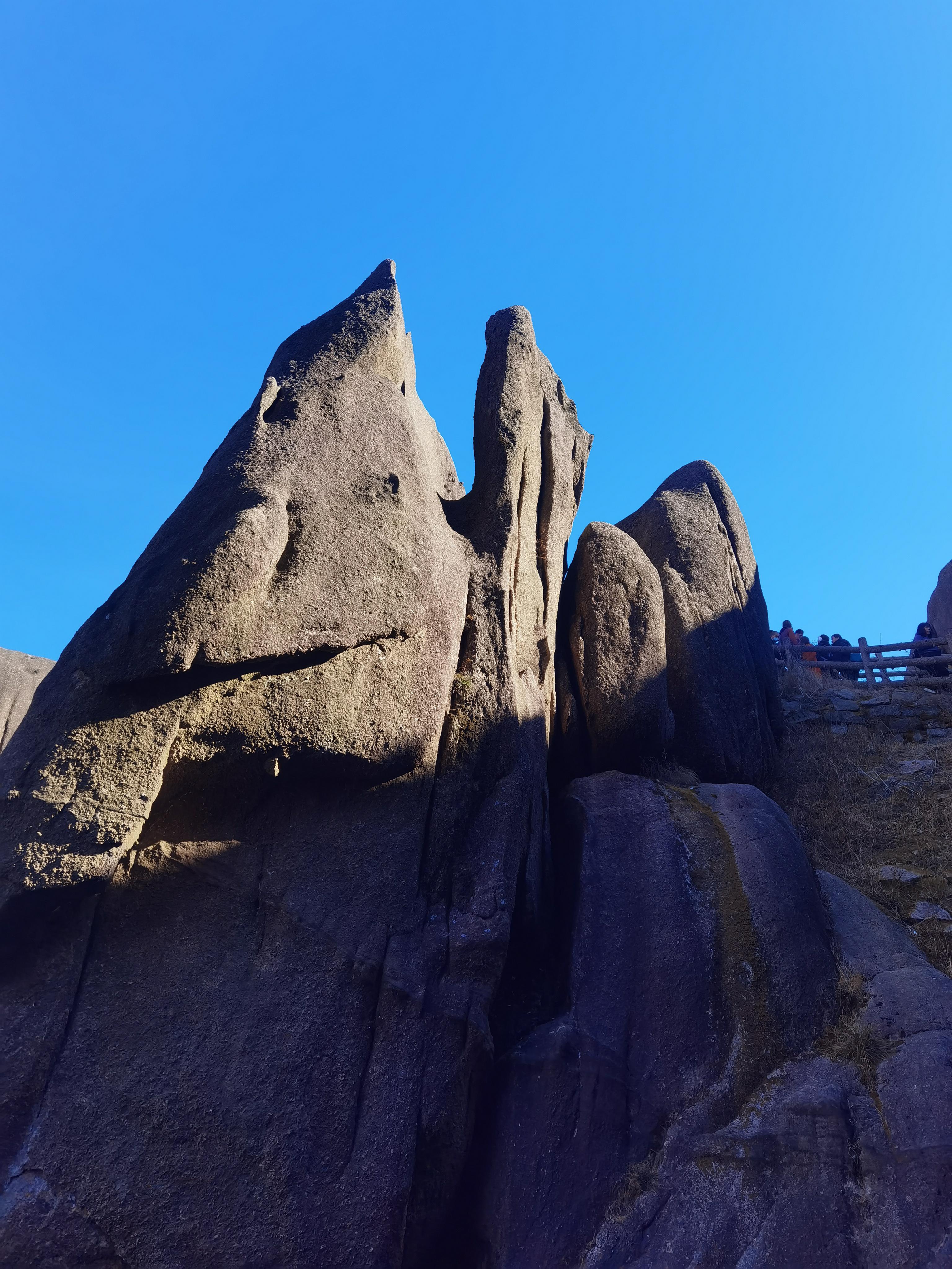 黄山,天下第一奇山 黄山位于安徽省南部黄山区,因其别具一格的奇松