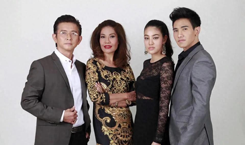 《赤焰沙》:情节,角色和主题的深度探讨 《赤焰沙》是一部泰国电视剧