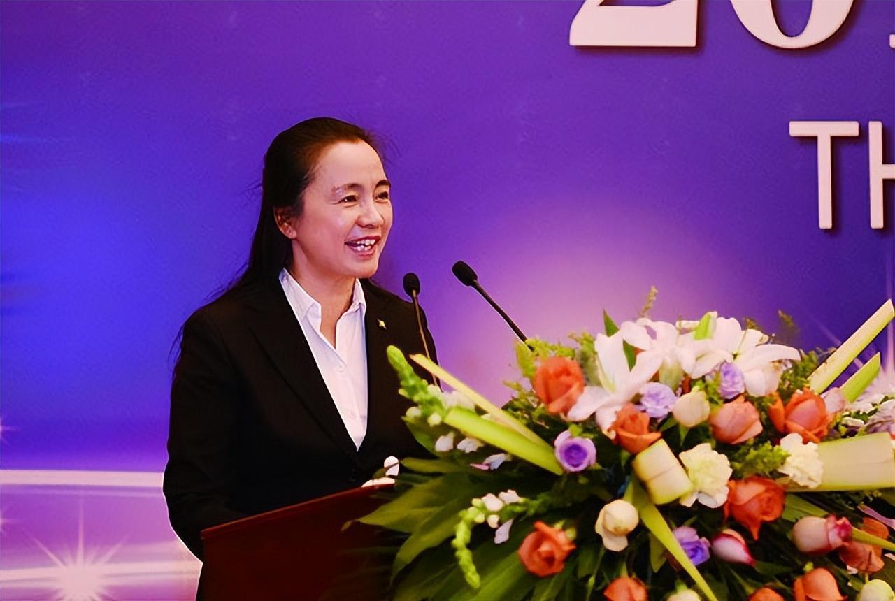 范红卫:中国女首富的成功故事 范红卫,恒力集团副董事长,中国"女首富"