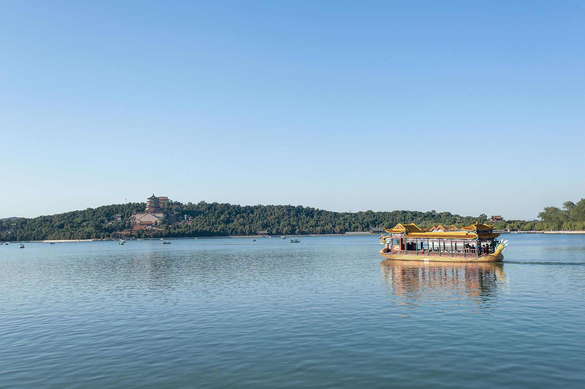 北京昆明湖旅游攻略 北京的昆明湖,位于北京市西郊,是北京著名的旅游