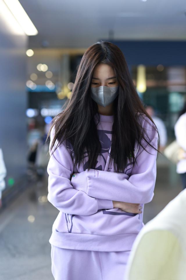 张艺凡紫色运动套装亮相上海虹桥机场,展现了其青春活力的一面,同时也