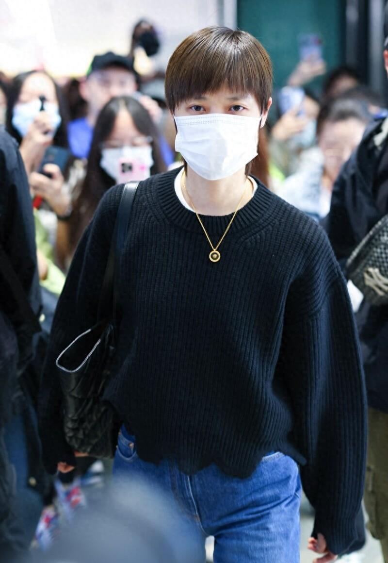 李宇春现身上海机场,简约低调 李宇春身着灰色毛衣和深蓝色牛仔裤