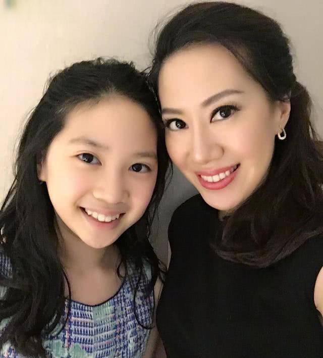 甄子丹子女闪耀巴黎名媛舞会 大导演张艺谋和功夫明星甄子丹的儿女