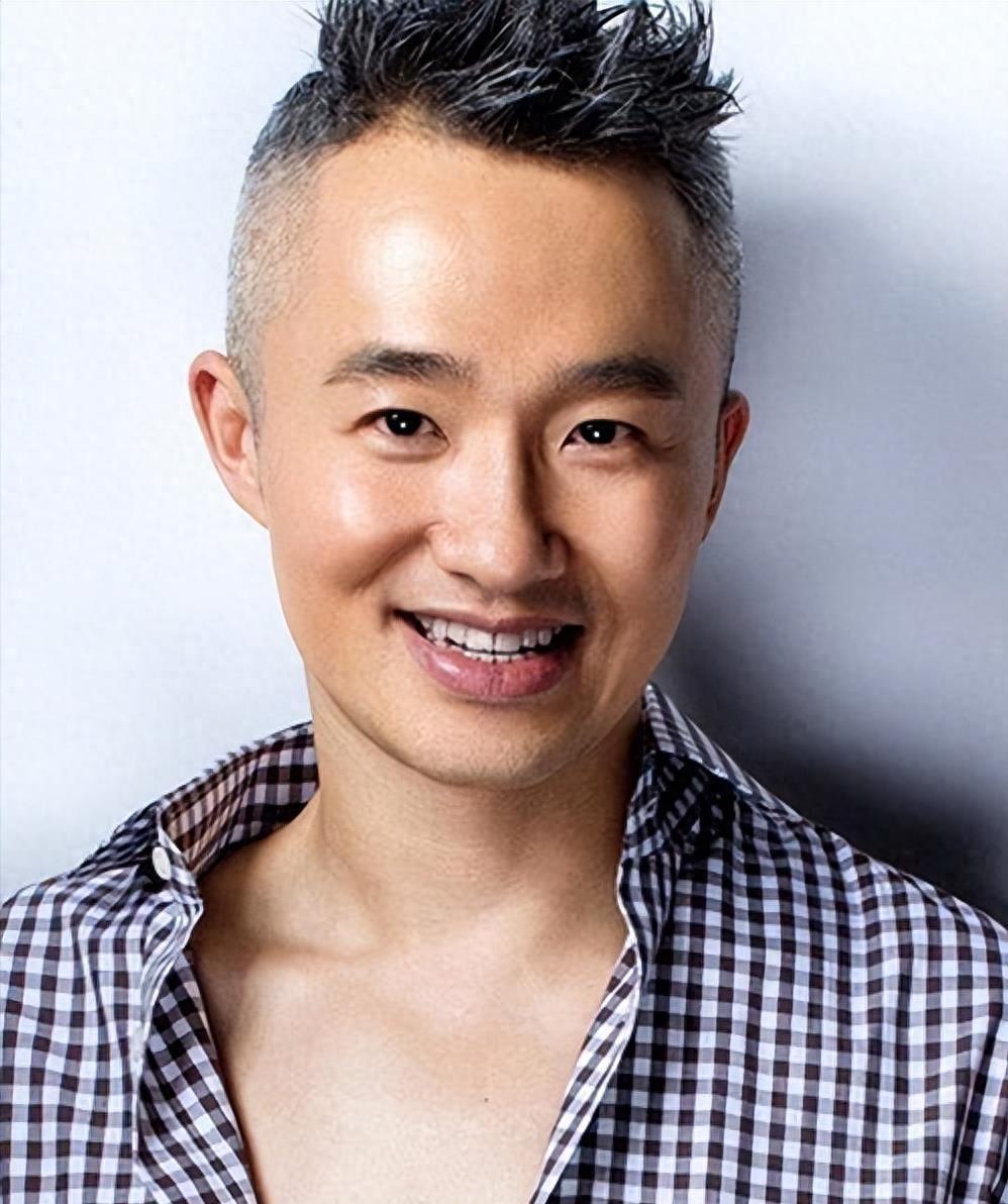 程雷和妻子王萌萌的爱情故事 程雷是一位备受欢迎的主持人,他的主持