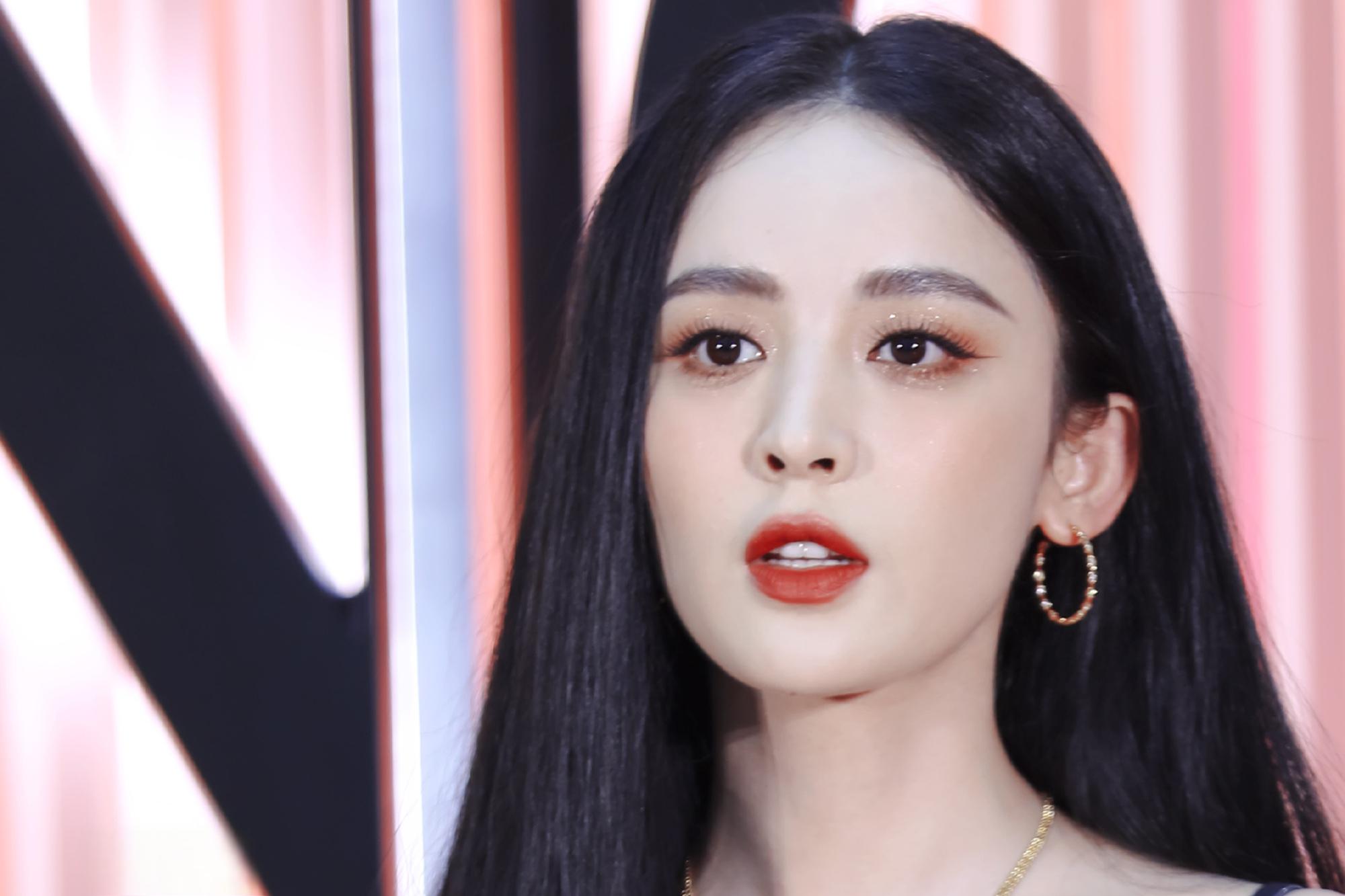 古力娜扎的身姿散发出一种神秘迷人的魅力,她的眼神更是撩人心弦,散发