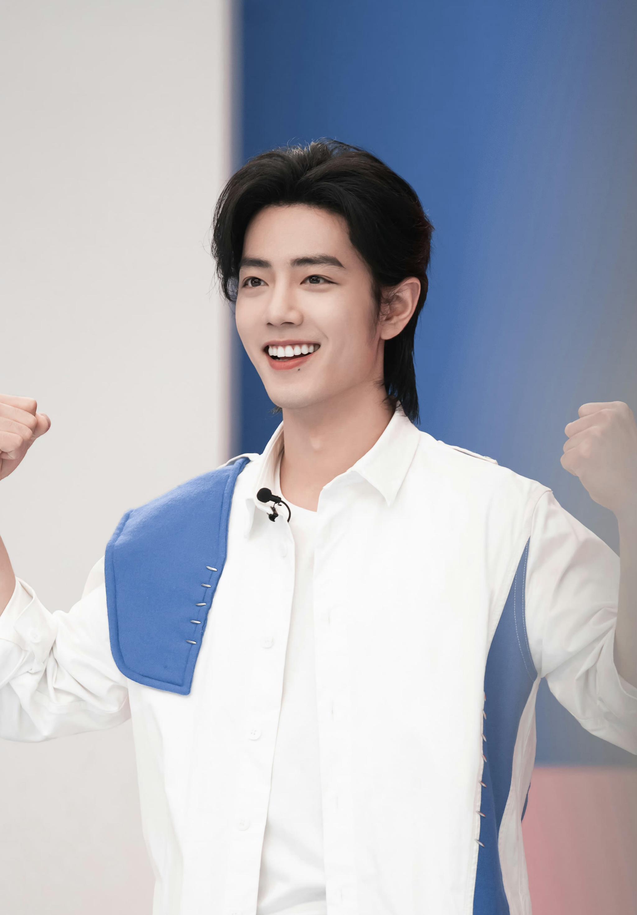 肖战:青春奶萌装扮 肖战最近的直播中,青春奶萌的装扮让人糖分超标,肖