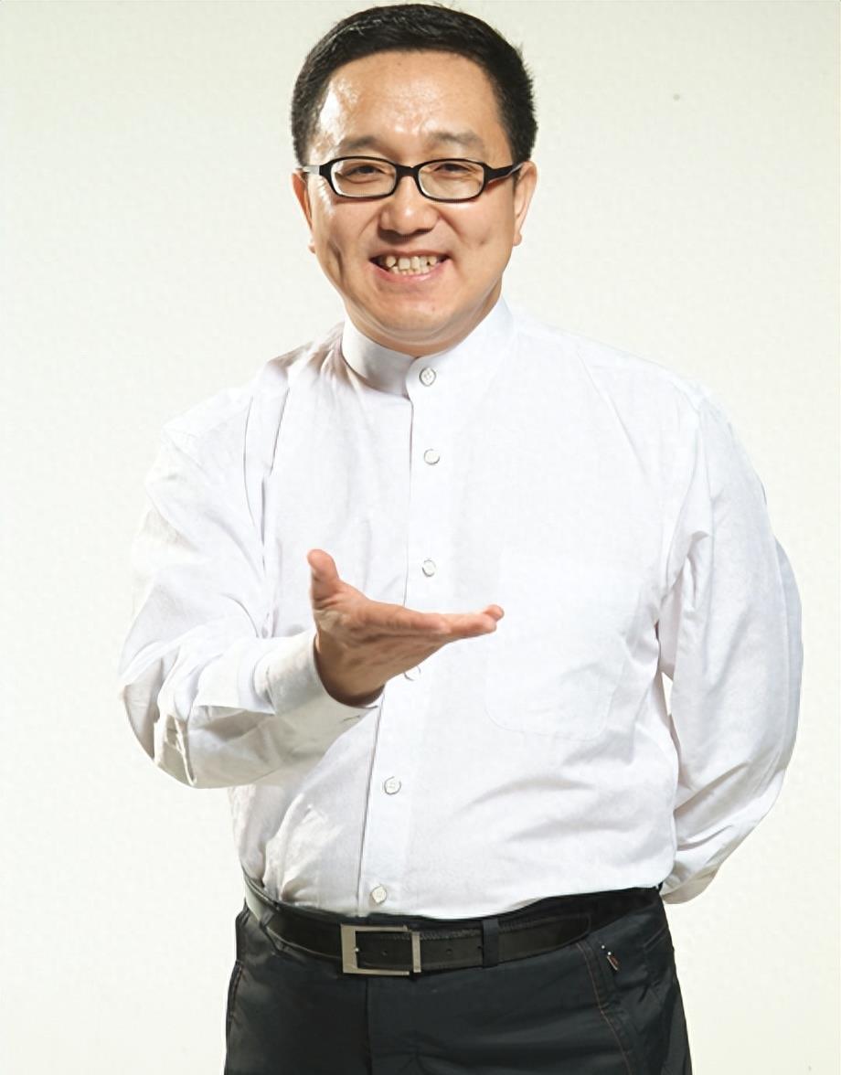 句号:活出精彩人生 句号是一位备受瞩目的娱乐明星,他的故事就像电影