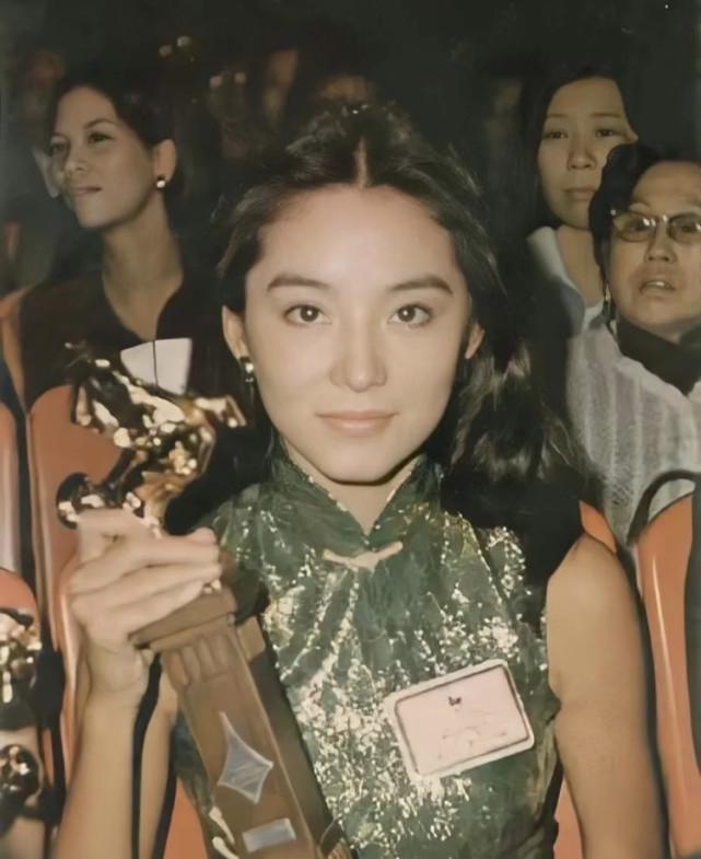 林青霞年轻时的时尚风格 林青霞年轻时的时尚风格备受瞩目,她的旗袍