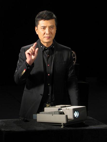 他视继女奚望如亲生女儿,为了让奚望感受到家的温暖,刘之冰和奚望的