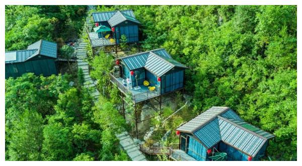 挂在悬崖上的"崖舍":一场令人陶醉的高空之旅 在湖北恩施地心谷风景区