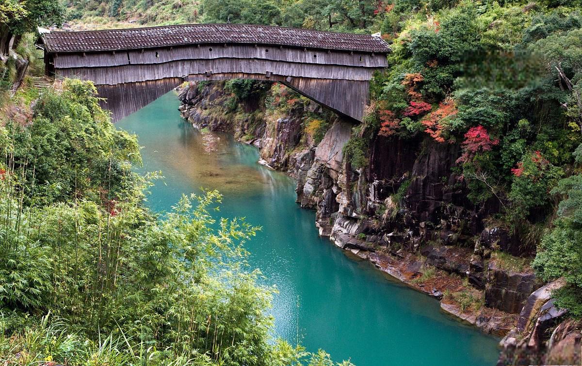 灌阳最著名的三个景点 灌阳县位于桂林市东北部,与雪峰山相连,是一个