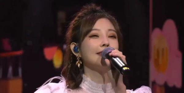 冯提莫 vs 鞠婧祎:身高差异 冯提莫是一位备受喜爱的年轻女星,尽管